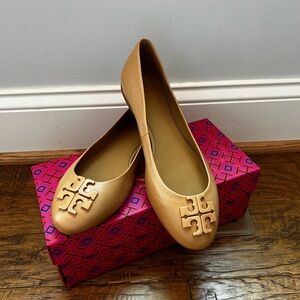 NWT Tory Burch Flats. Tan